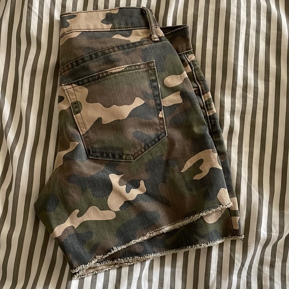 Gap camouflage shorts. Size 24. 5inch. - Picture 5 of 5